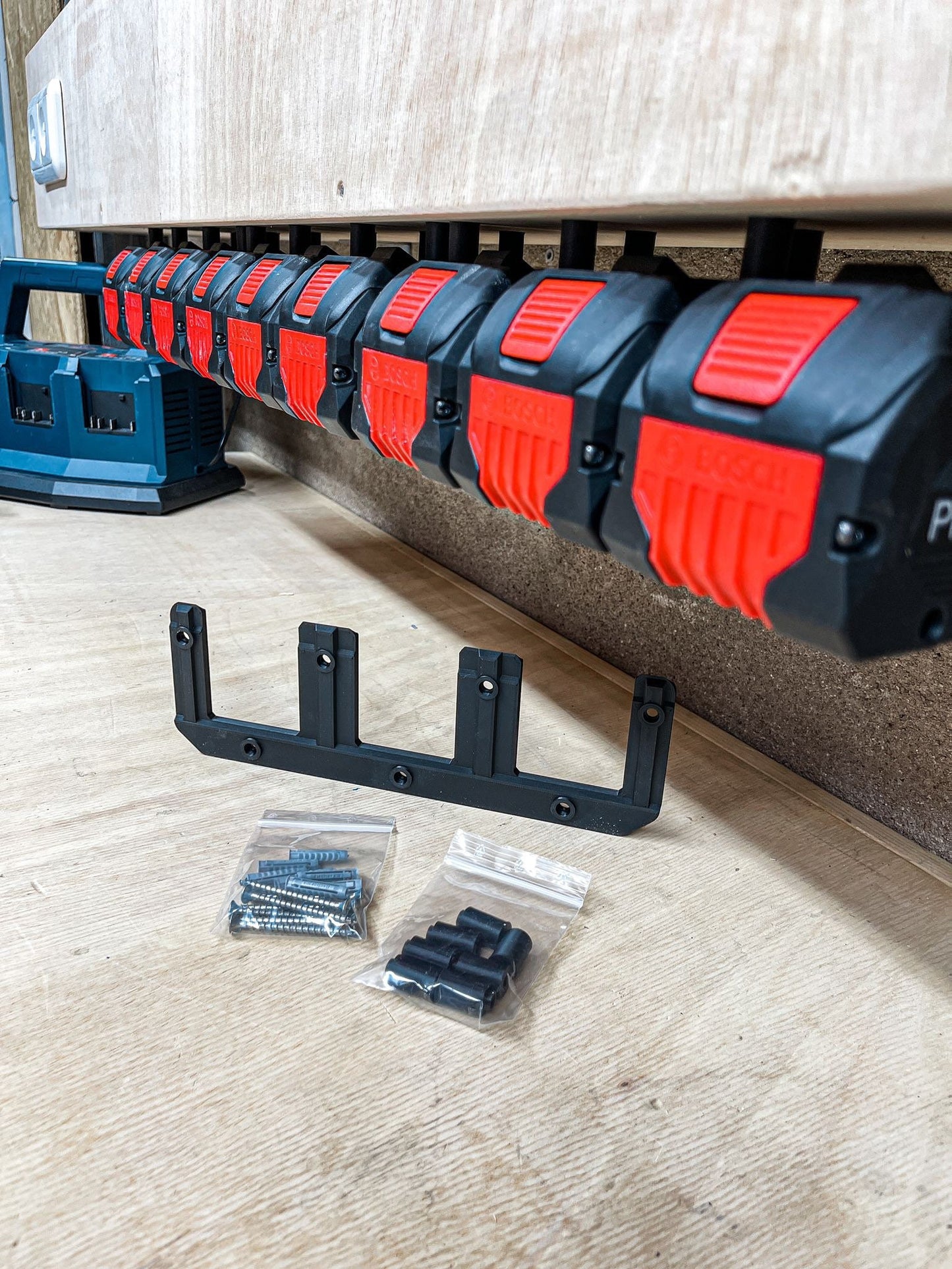 Akku Wandhalterung geeignet für Bosch 18V Professional Akkus Blau (auch ProCore) Akku-Halterung Wandhalter (3 Akkus) inkl. Schrauben & Dübel