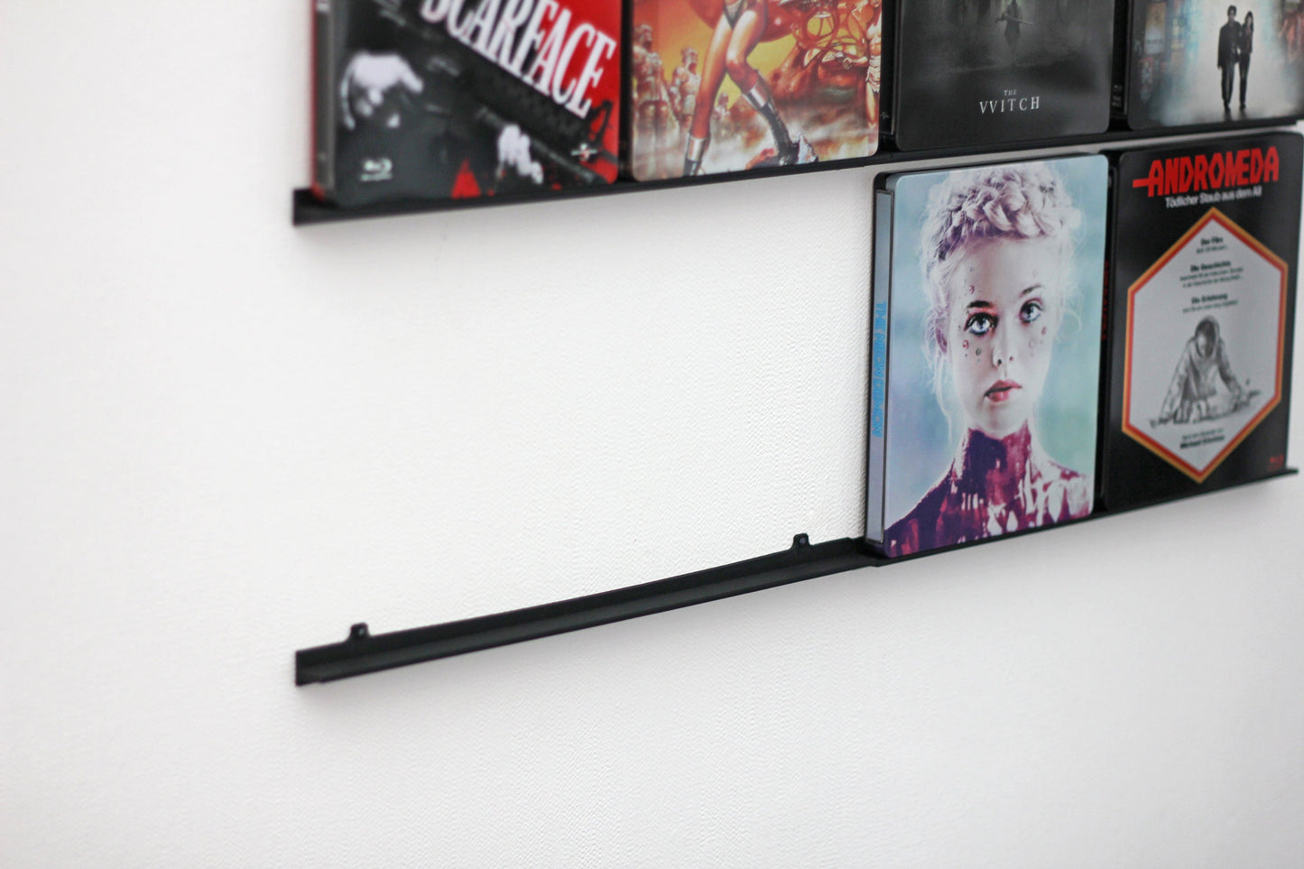 DVD und Bluray Leiste, Wandhalter, Display Regal (für 8 Filme), Steelbook, Halter, Wandhalterung, Videospiele