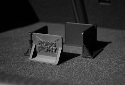 HOLD TIGHT Kofferraum Klett-Fixierung, Organizer – Perfekte Ladungssicherung Klettbefestigung Gepäcksicherung by NewGround Designs (2 Stück)